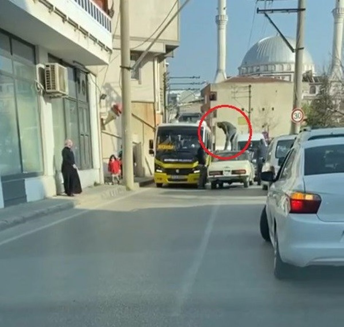 Bursa da otomobilin üzerine çıkan sürücü, minibüs şoförüne saldırdı #3