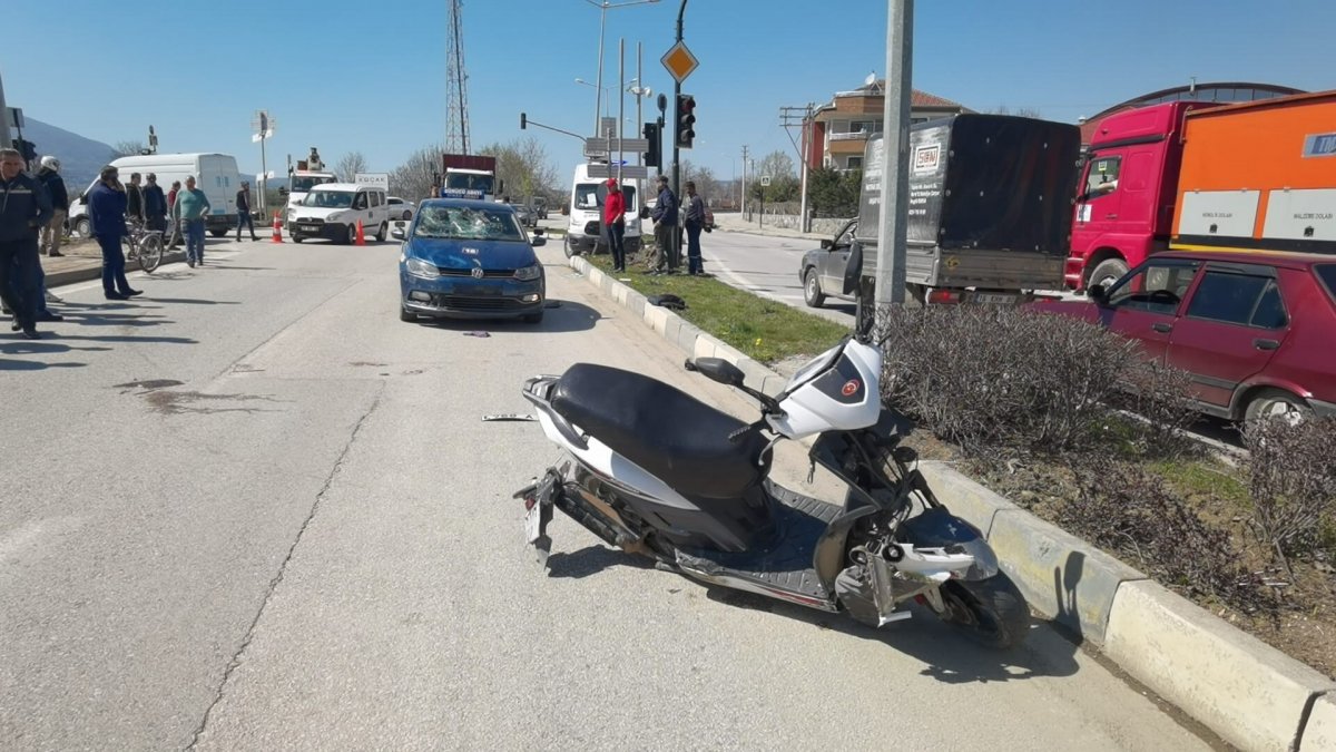 Bursa daki aday sürücü, motosiklete çarptı: Baba ve kızı yaraladı #3