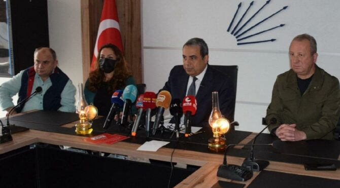 CHP Bursa İl Başkanlığı'nda gaz lambalı toplantı