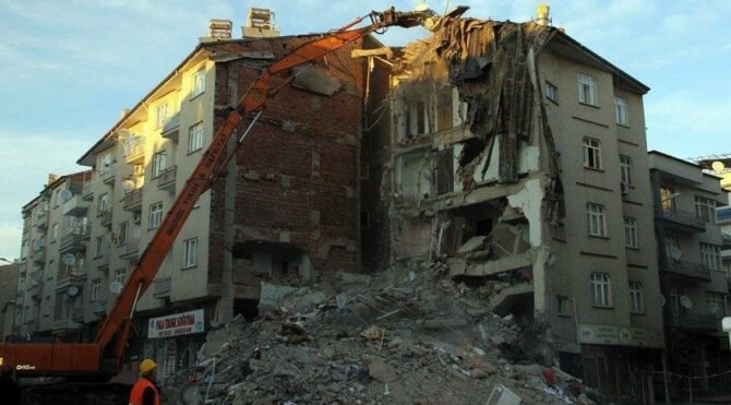 CHP'li Şevkin, İzmir ve Elazığ’daki vatandaşların konut mağduriyeti yaşadığına dikkat çekti