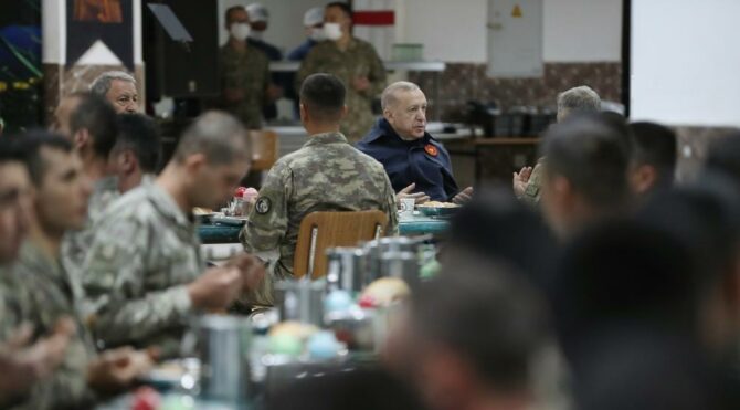 Cumhurbaşkanı Erdoğan, askerlerle iftar yaptı