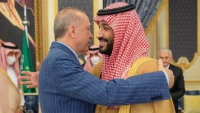 Cumhurbaşkanı Erdoğan'ın kucaklaşma fotoğrafına siyasetçilerden tepki