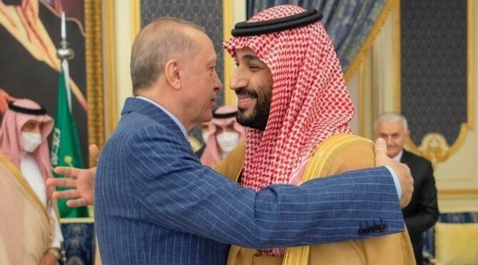 Cumhurbaşkanı Erdoğan'ın kucaklaşma fotoğrafına siyasetçilerden tepki