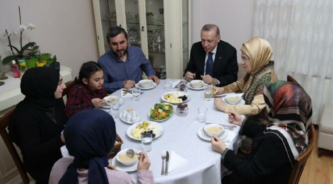 Cumhurbaşkanı Erdoğan, vatandaşla iftar yaptı