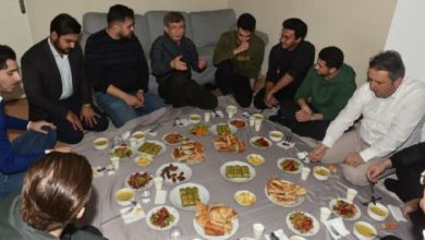Davutoğlu, öğrenci evinde iftar yaptı