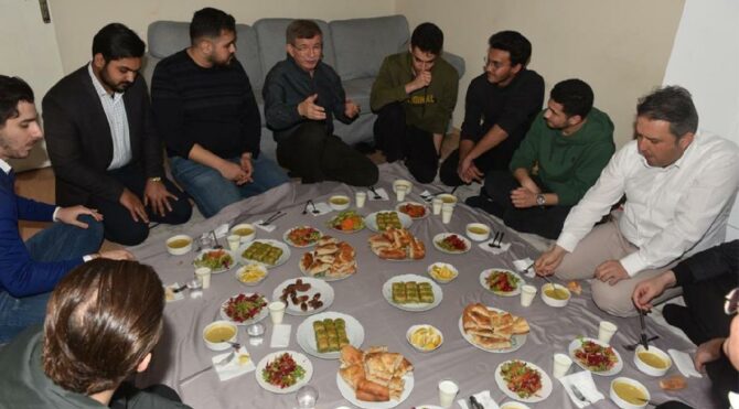 Davutoğlu, öğrenci evinde iftar yaptı