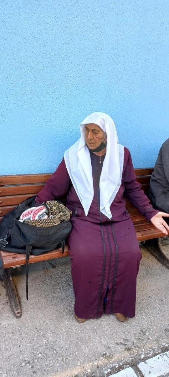 Bursa’da dilenen yaşlı kadının parasını belediye aldı #3