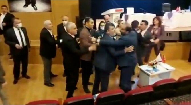 Etimesgut Belediyesi meclis toplantısında CHP ve MHP'liler birbirlerine girdi