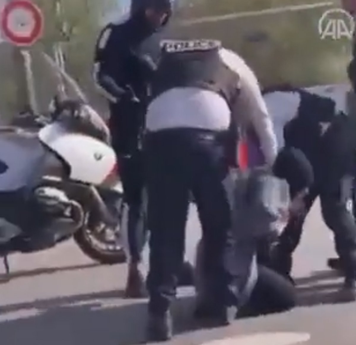 Fransa da polis tarafından tartaklanan başörtülü kadınlar, şikayette bulunacak #2