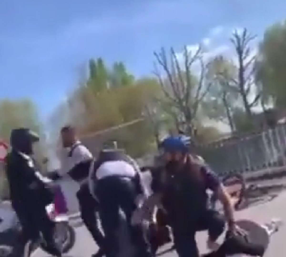 Fransa da polis tarafından tartaklanan başörtülü kadınlar, şikayette bulunacak #3