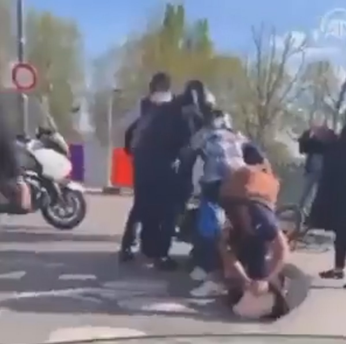 Fransa da polis tarafından tartaklanan başörtülü kadınlar, şikayette bulunacak #4