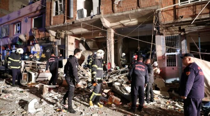 Gaziantep'te patlama: Ortalık savaş alanına döndü