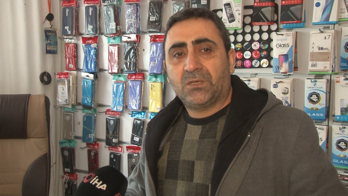 Arnavutköy de girdikleri dükkandan 350 bin liralık telefon çaldılar #1