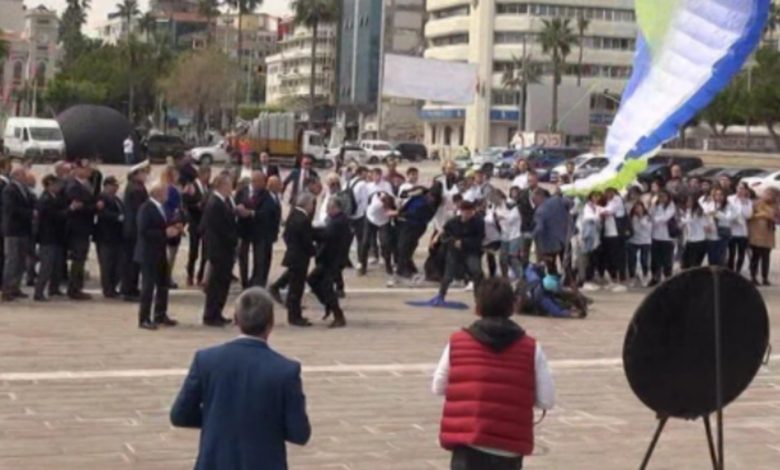 Hatay'da yamaç paraşütçüsü protokolün üzerine iniş yaptı