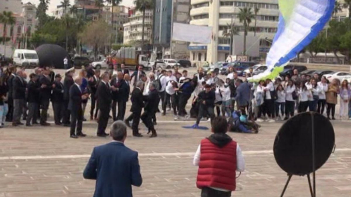 Hatay'da yamaç paraşütçüsü protokolün üzerine iniş yaptı