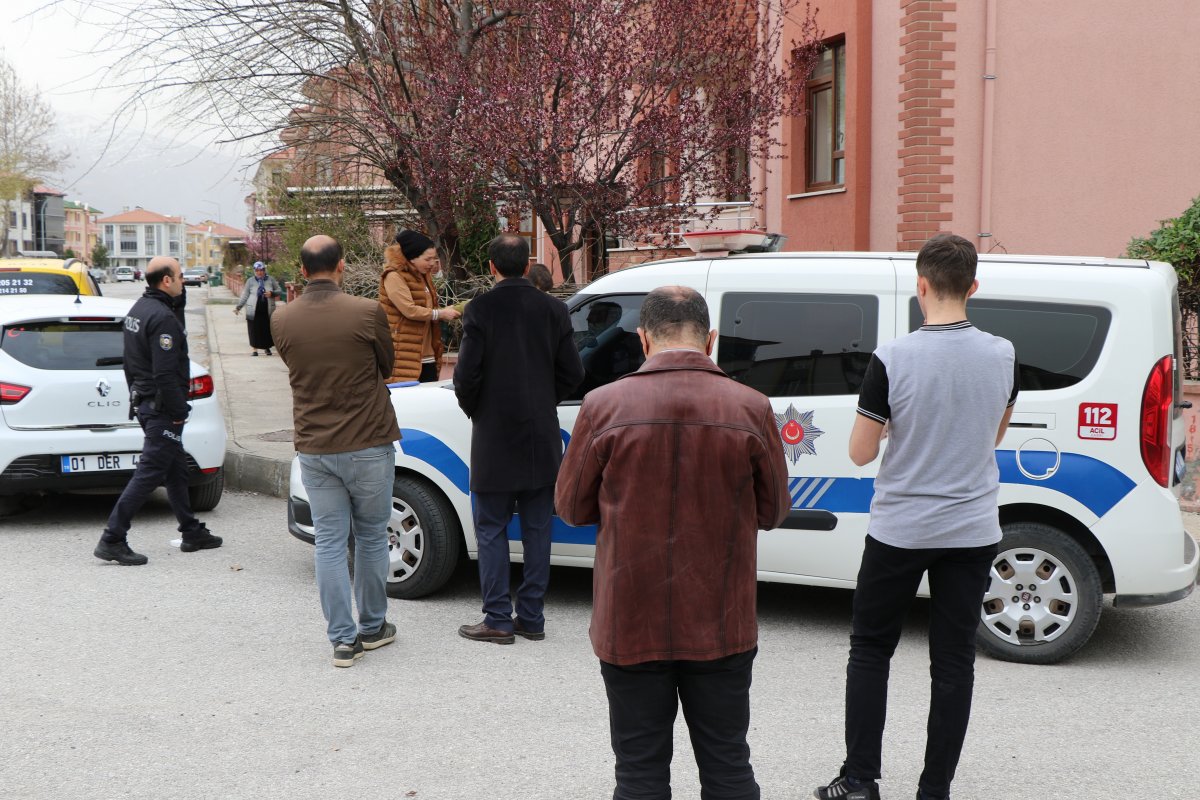 Erzincan da icra yolu ile çocuklarını alan anne, gazetecilere tepki gösterdi #1