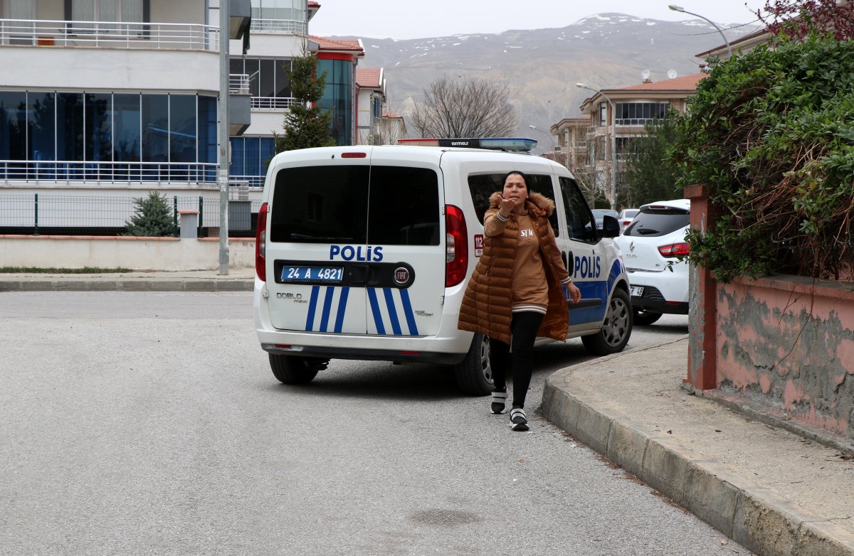 Erzincan da icra yolu ile çocuklarını alan anne, gazetecilere tepki gösterdi #4