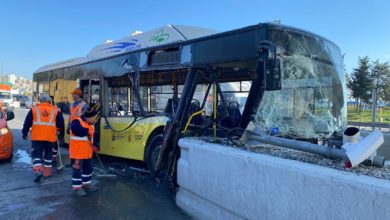 İETT otobüsü beton bariyere saplandı