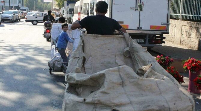 İşçi, memur geçinmek için atık topluyor