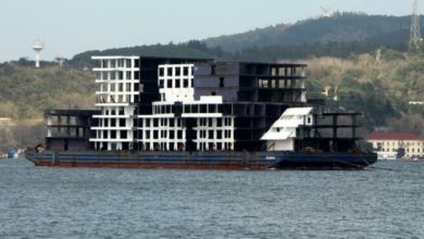 İstanbul Boğazı'ndan 8 katlı 'apartman' taşındı