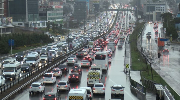 İstanbul'da bugün trafik yoğunluğu yüzde 80'e ulaştı