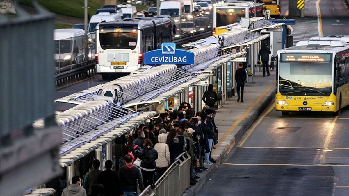 İstanbul'da öğrencilere ulaşım zammına karşı AK Parti harekete geçti