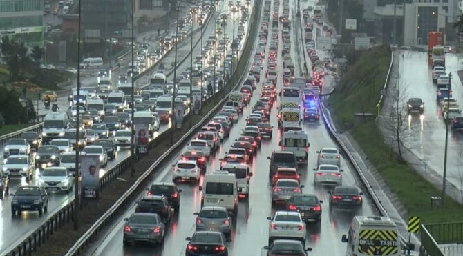 İstanbul'da trafik yoğunluğu yüzde 80!