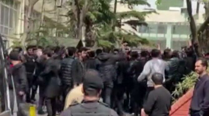 İstanbul Üniversitesi'nde öğrenciler arasında gerginlik