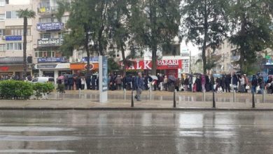 İzmir'deki yağmur altında 'askıda ekmek' kuyruğu