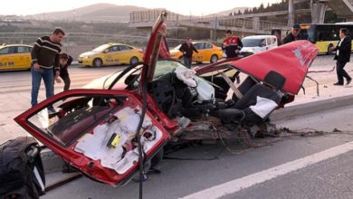 Kadıköy'de kaza: Otomobil ikiye bölündü