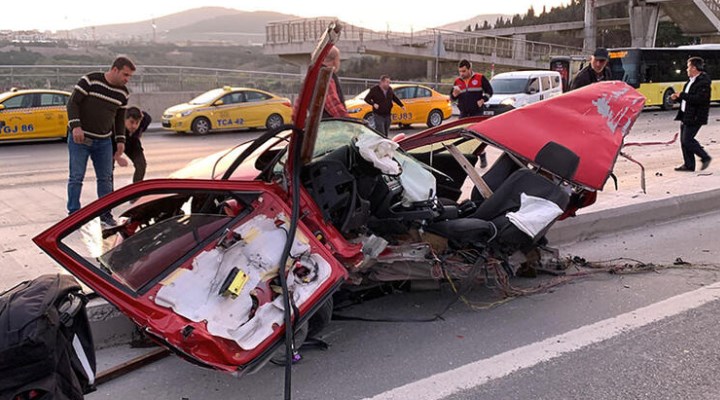 Kadıköy'de kaza: Otomobil ikiye bölündü
