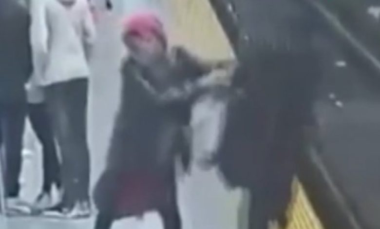 Kanada'da metro bekleyen kadın raylara itildi