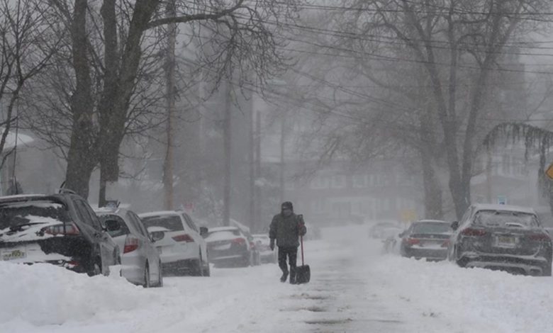 Kar fırtınası 300 bin kişiyi elektriksiz bıraktı