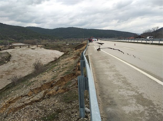 kastamonu-karabuk-yolu-coktu-1001027-1.