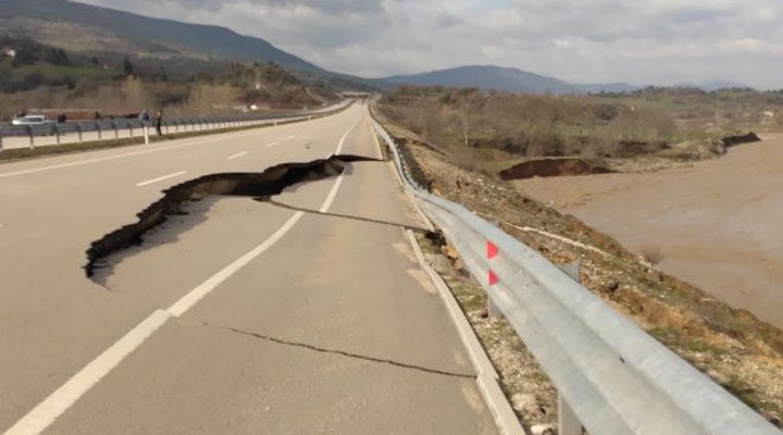 Kastamonu-Karabük yolunda çökme meydana geldi