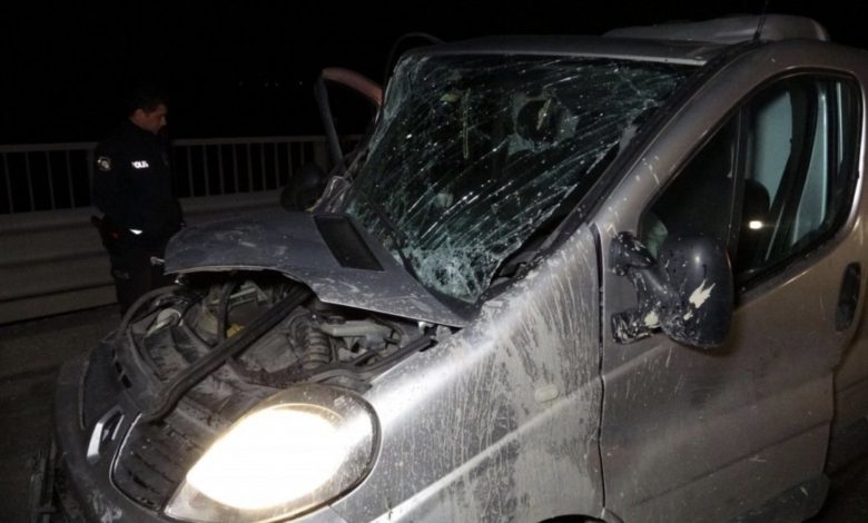 Kocaeli'de minibüs tıra çarptı: 1 ölü 1 yaralı