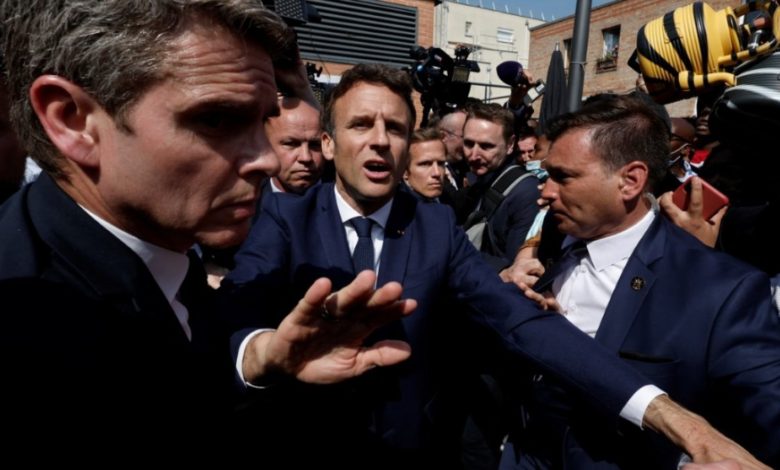 Macron pazar ziyaretinde domatesli saldırıya uğradı