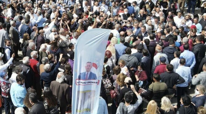 Mersinliler, CHP'li Başarır'ın 'Beşli Çete' kitabına akın etti