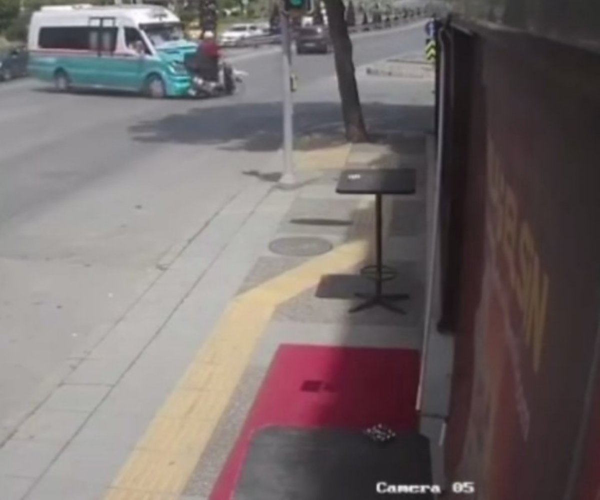 İzmir de bir motokurye, minibüsle kafa kafaya çarpıştı #1