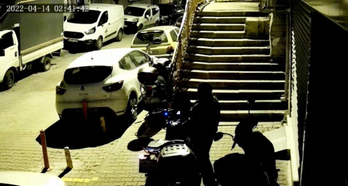 Kağıthane deki motosiklet sahibi, hırsızın üzerine atladı #2