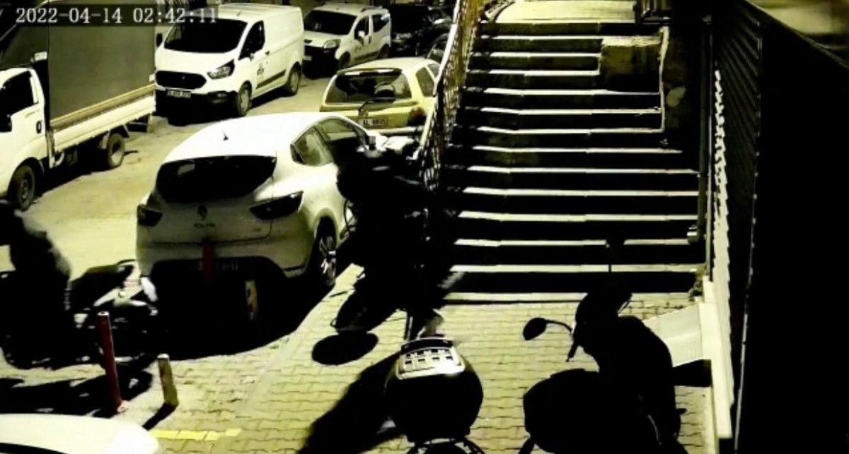 Kağıthane deki motosiklet sahibi, hırsızın üzerine atladı #4