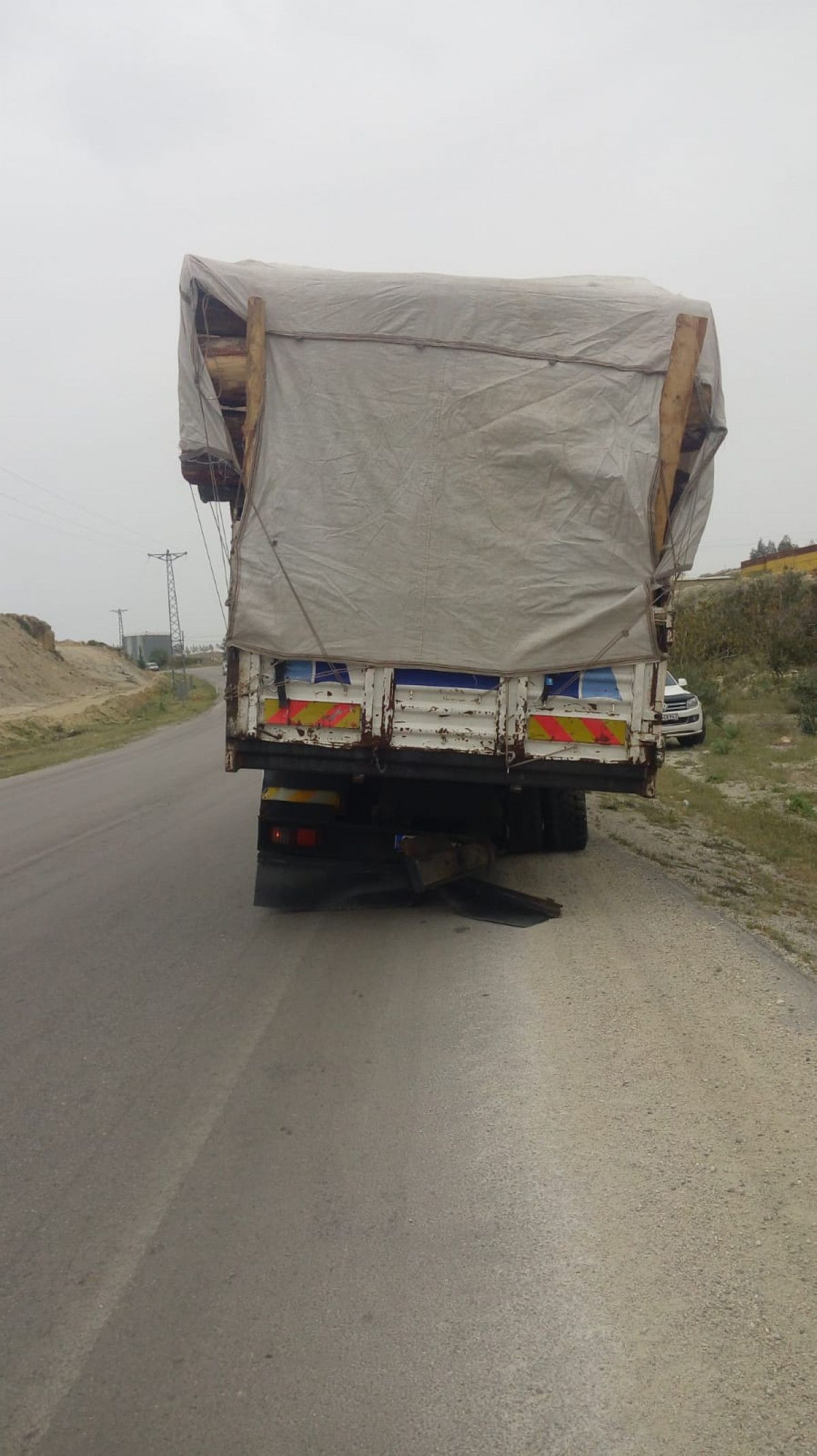 Mersin deki motosikletli, kamyon tekerinin fırlamasıyla öldü #3