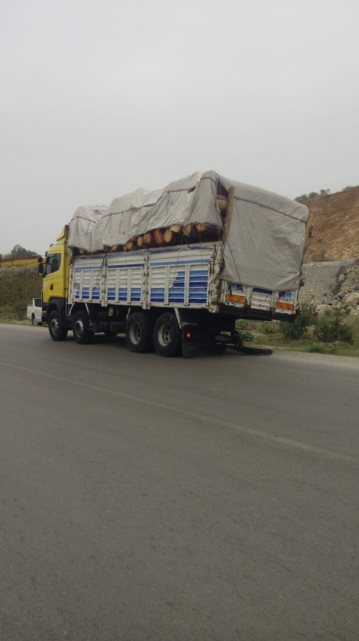Mersin deki motosikletli, kamyon tekerinin fırlamasıyla öldü #5
