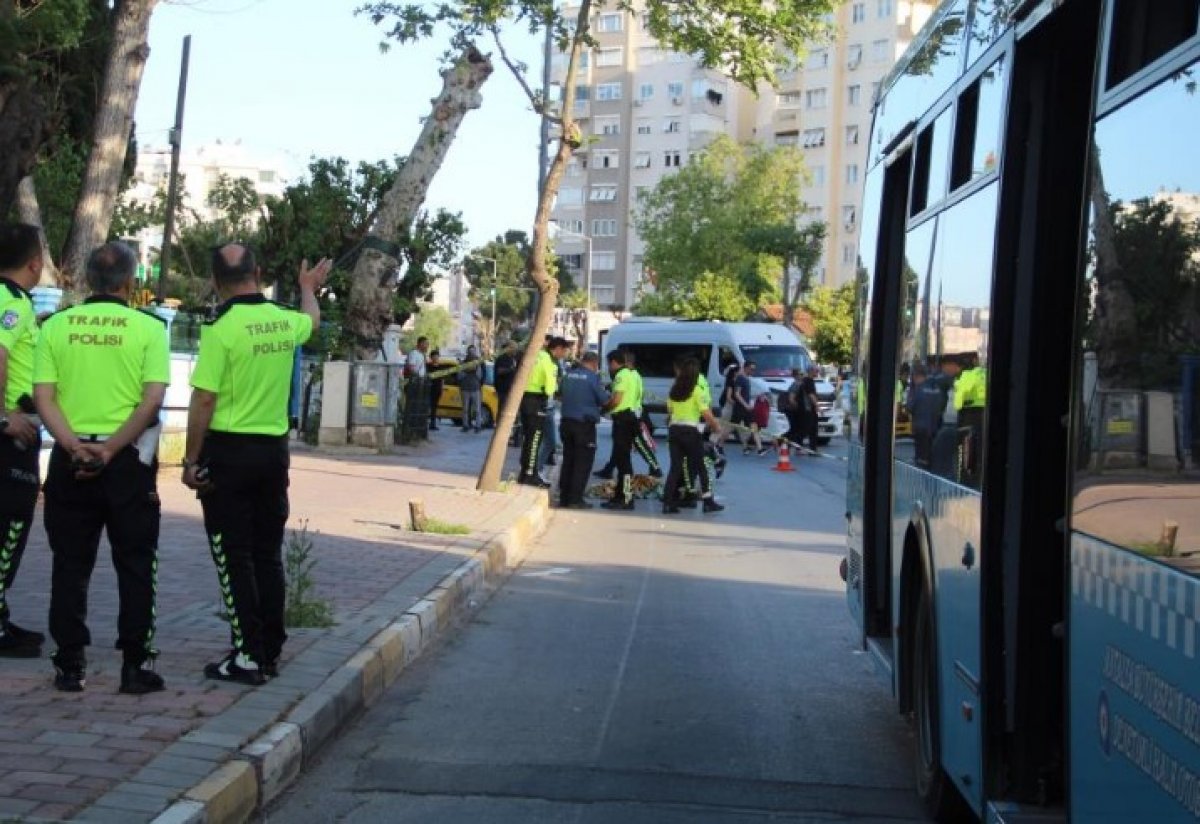 Antalya da patenli çocuk, tutunduğu otobüsün altında kaldı #1