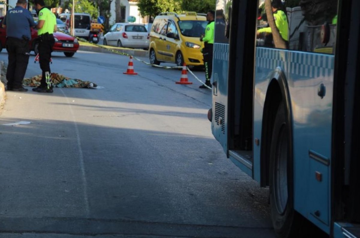 Antalya da patenli çocuk, tutunduğu otobüsün altında kaldı #3