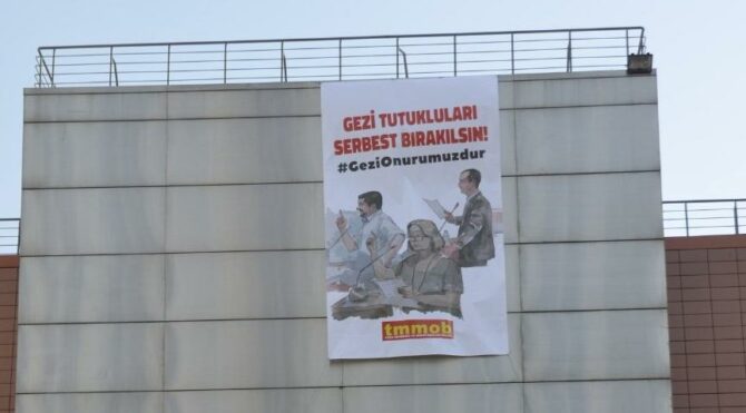 Polis ekipleri, Gezi pankartını kaldırıldı