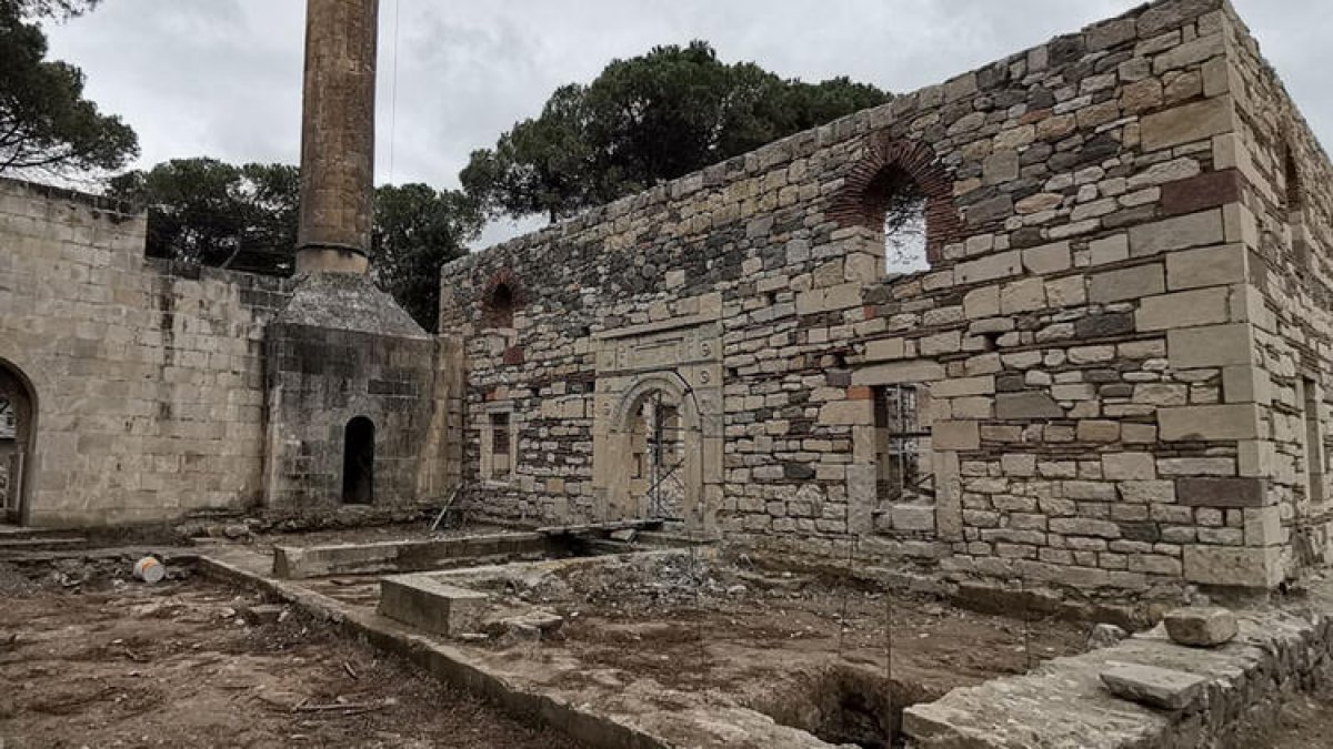 Restorasyonda yeni bulgulara ulaşılan tarihi camide kazı #1