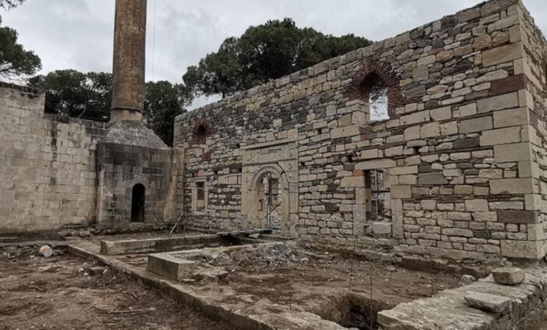 Restorasyonda yeni bulgulara ulaşılan tarihi camide kazı