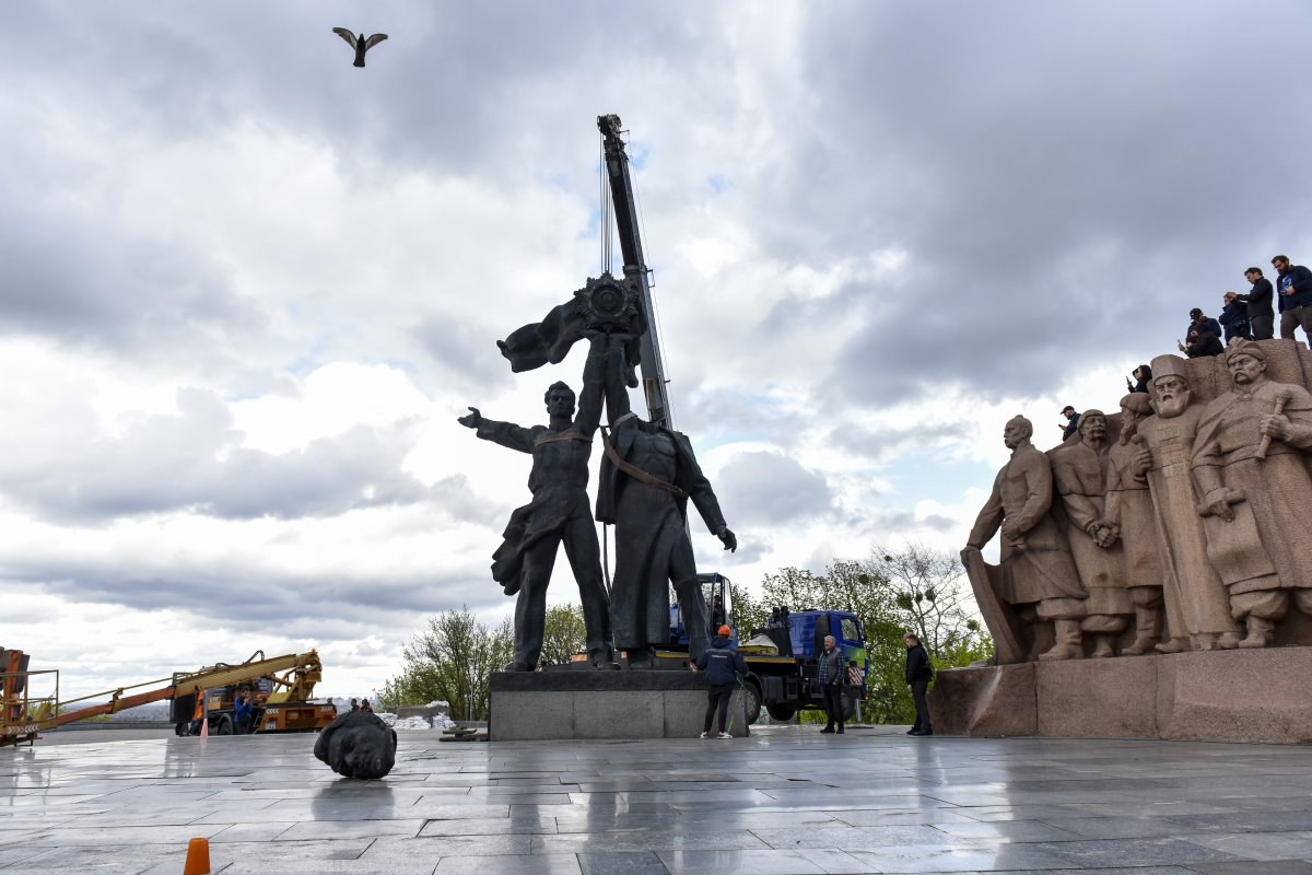 Rusya ve Ukrayna dostluk anıtı yıkıldı #1