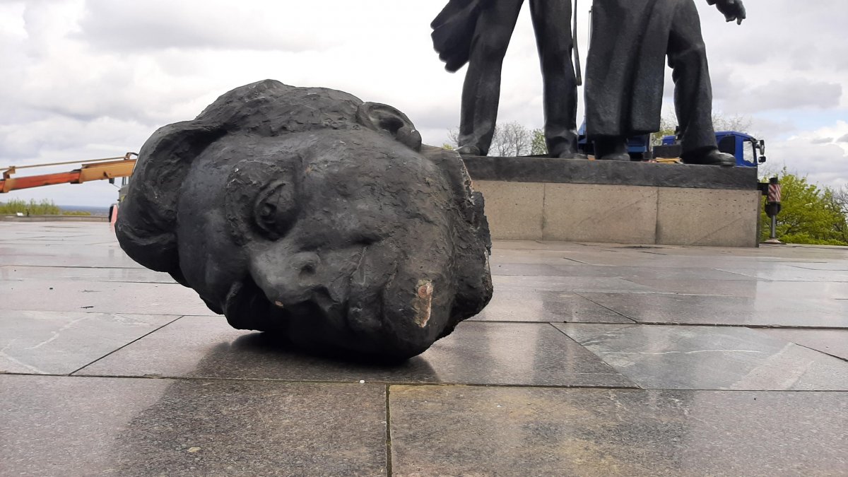 Rusya ve Ukrayna dostluk anıtı yıkıldı #2
